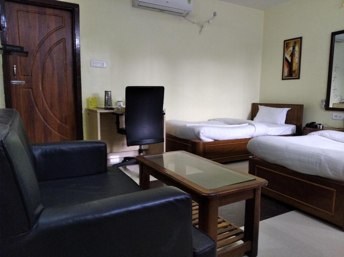 Hotel Pine Yard Tezpur Kültér fotó